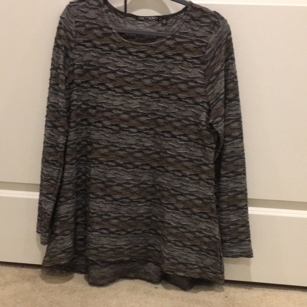 Beautiful textured Sno Skins top